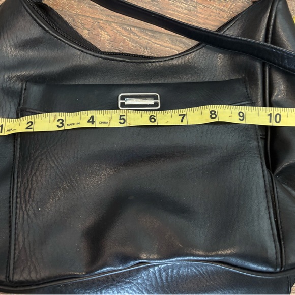 Elegant Black Leather Shoulder Bag - Picture 2 of 4